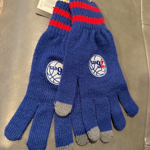 NWT Philadelphia 76ers winter gloves. Adult one size - Picture 1 of 4
